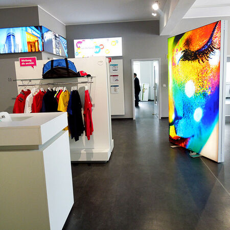 werbeland®-Showroom: Corporate Fashion Abteilung bei Obornik Werbetechnik in Hildesheim.