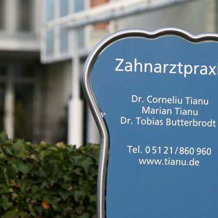 Schild für Zahnarztpraxis. Produziert bei Obornik Werbetechnik aus Hildesheim.