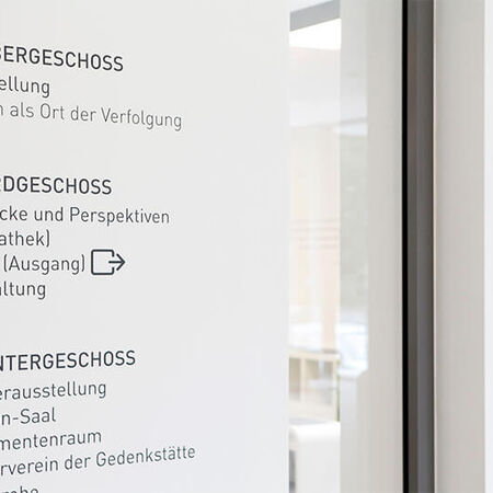 Ausstellungen: Orientierungssystem. Produziert von Obornik Werbetechnik aus Hildesheim.