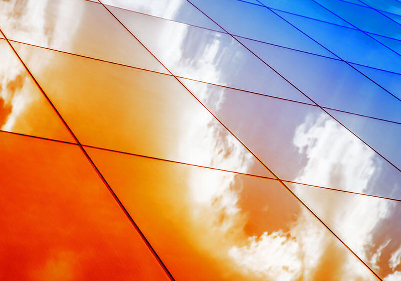 Detailansicht einer UV- und Sonnenschutz Folie an Fassade. Produziert von Obornik Werbetechnik aus Hildesheim